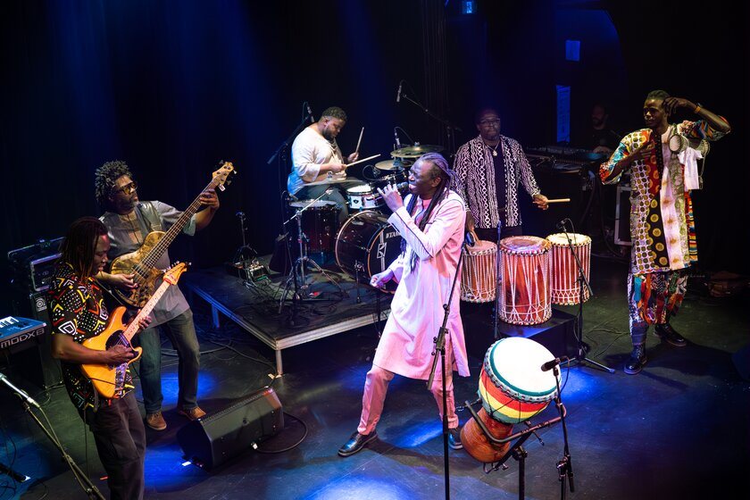 Le groupe complet de Zale Seck sur scène : guitares, batterie, claviers et percussions.