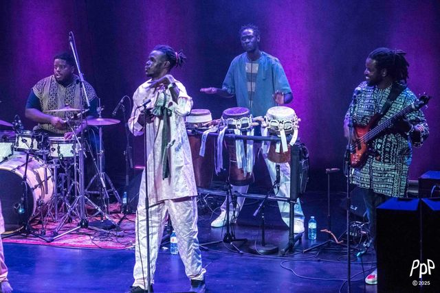 Zale Seck et ses musiciens sur scène : batterie, percussions et basse.