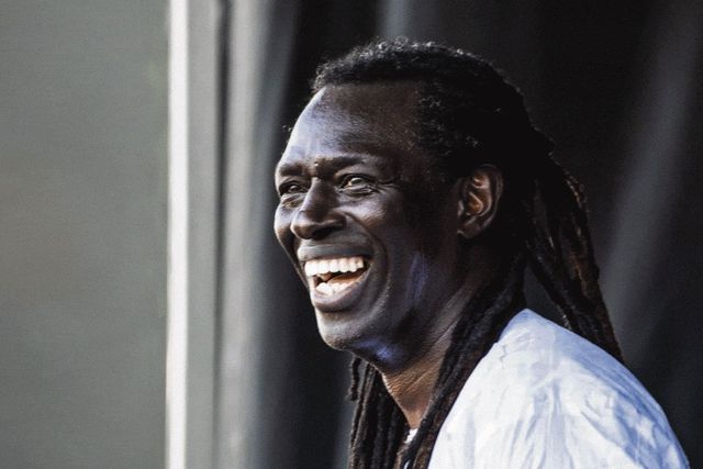 Portrait de Zale Seck souriant en lumière naturelle.