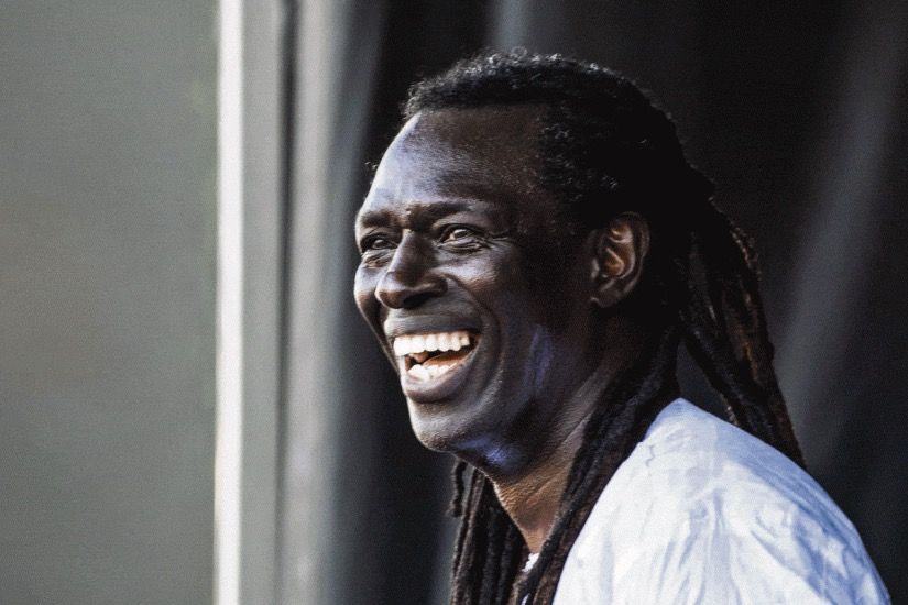 Portrait de Zale Seck souriant en lumière naturelle.